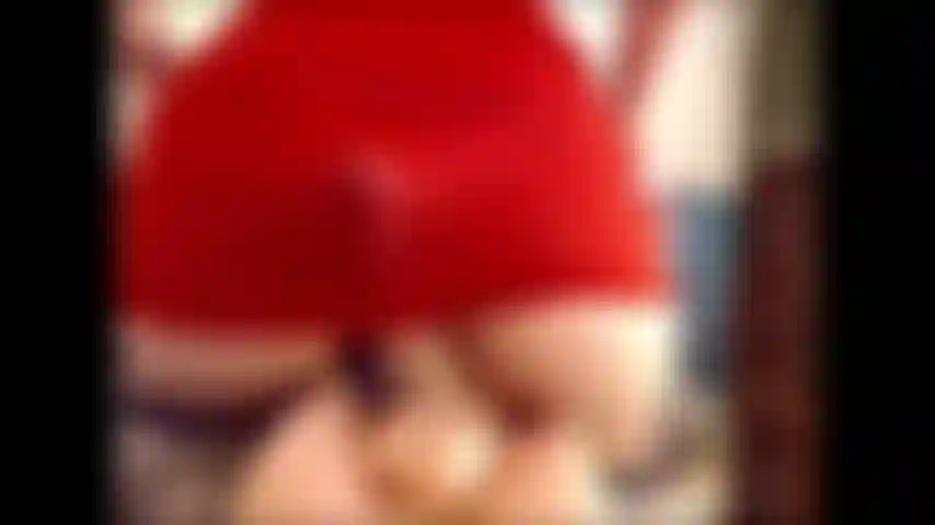 Taquine le cul, frottant un gode entre les fesses.