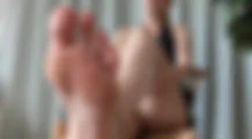 Financially drained by Lexie-s feet until she orgasms!
I doubt