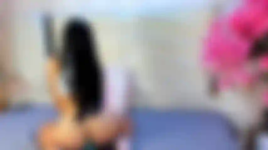 Viens baiser cette chatte brûlante.