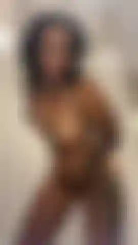 Nouvelle vidéo où je me doigte la chatte dans la salle de douche.