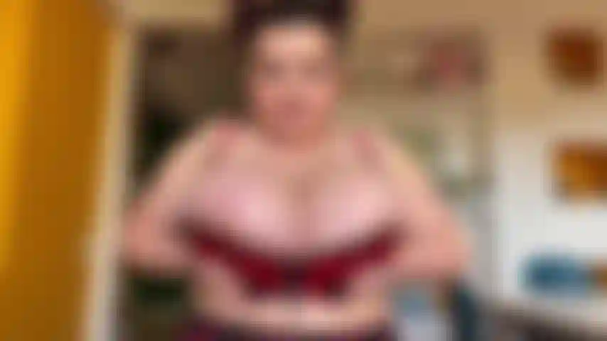 Ligotée en train de sucer.