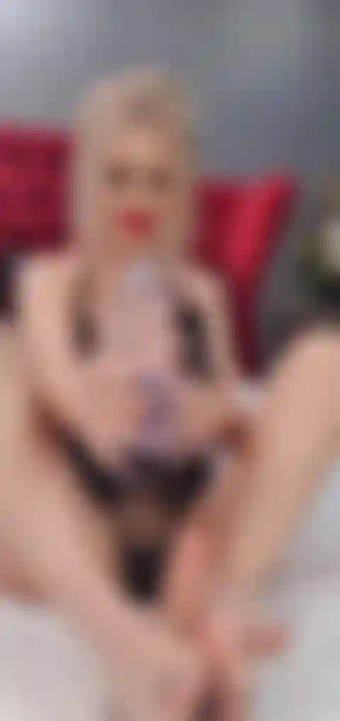 De l'huile de footjob et un jeu de gode.