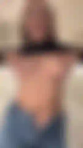 J'étais tellement excitée que j'ai décidé de jouer avec ma chatte dans les toilettes de la cafétéria mmmmm.