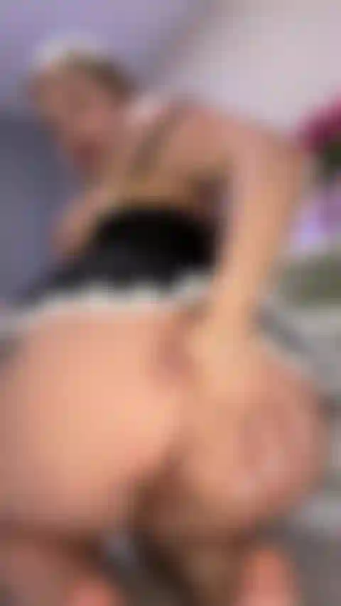 Une sale femme de ménage avec un plug dans le cul et dans la chatte mmmm.