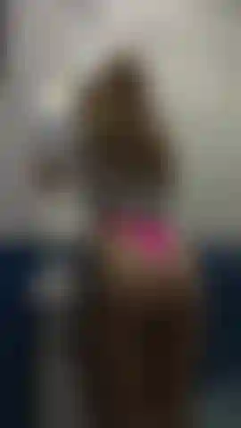 Enlève ma culotte pendant que je me maquille et mets ta langue dans ma chatte mmmm.