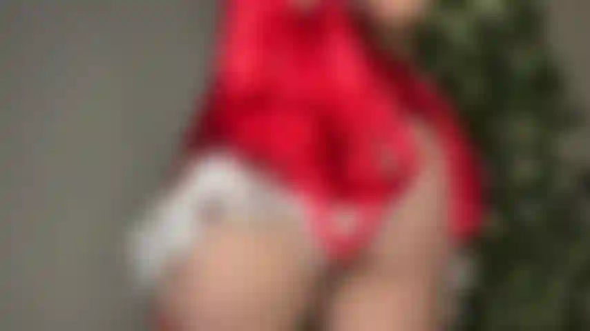 L'assistante du père noël taquine avec ses seins mmmm.