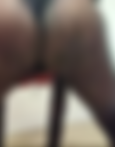 Mes fesses rebondissent en lingerie.