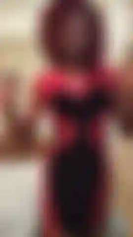 Stripteaseuse sans vêtements.