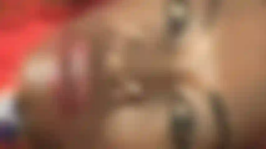 Une dame en rouge admirative.