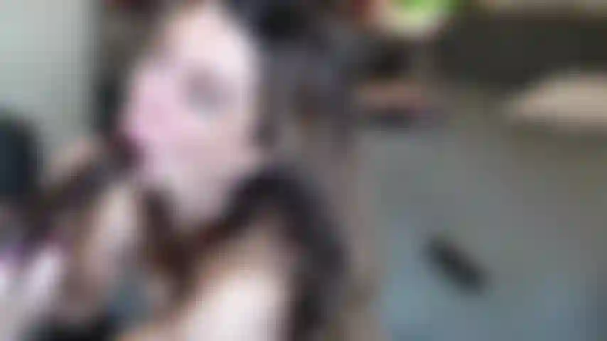 Un gode bbc très bâclé, un maquillage bj en cours d'exécution.