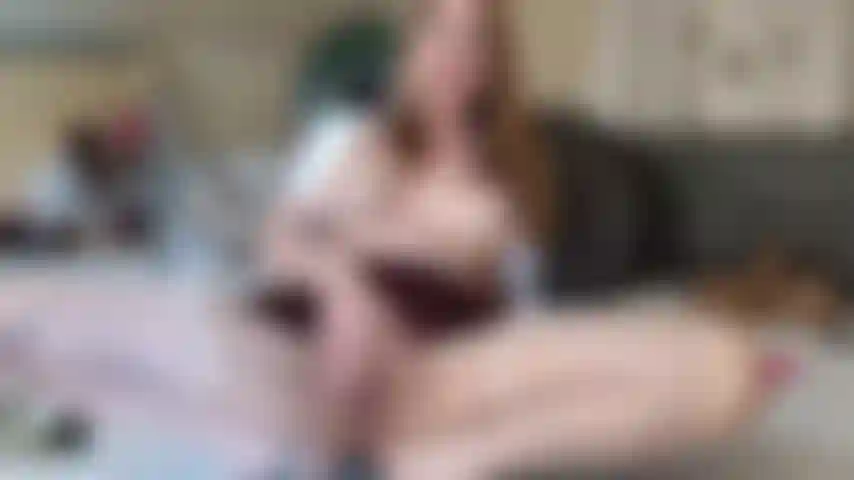 Bois de moi, s'il te plaît, mange mon sperme pour toi.