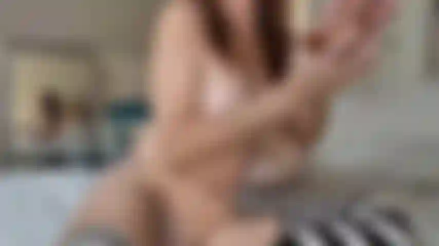 Qui supplie pour des chaussettes de bite et des conversations sales.