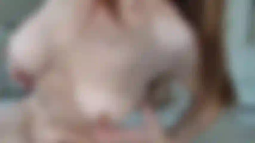 Baise-moi les seins en suppliant pour jouir.