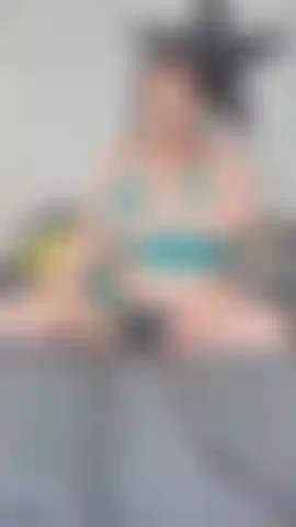 Une milf taquine en lingerie.