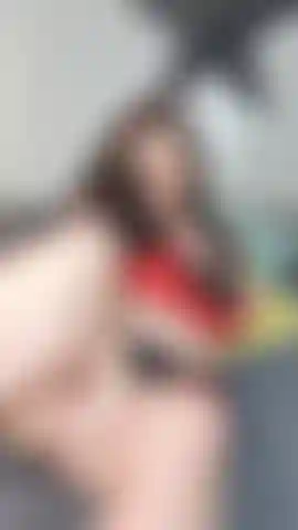 Coquine habillée avec une chatte dixie en jupe.