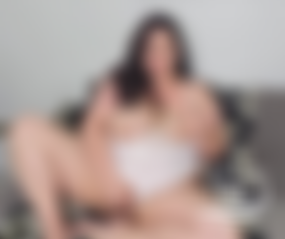 Une coquine en lingerie blanche sans entrejambe