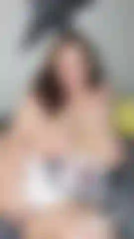 Un petit téton joue à taquiner, hehe.