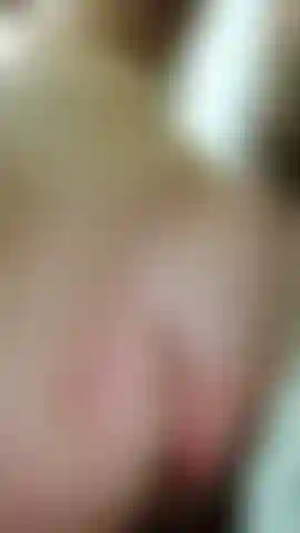 Glissante et mouillée, du plaisir sous la douche.