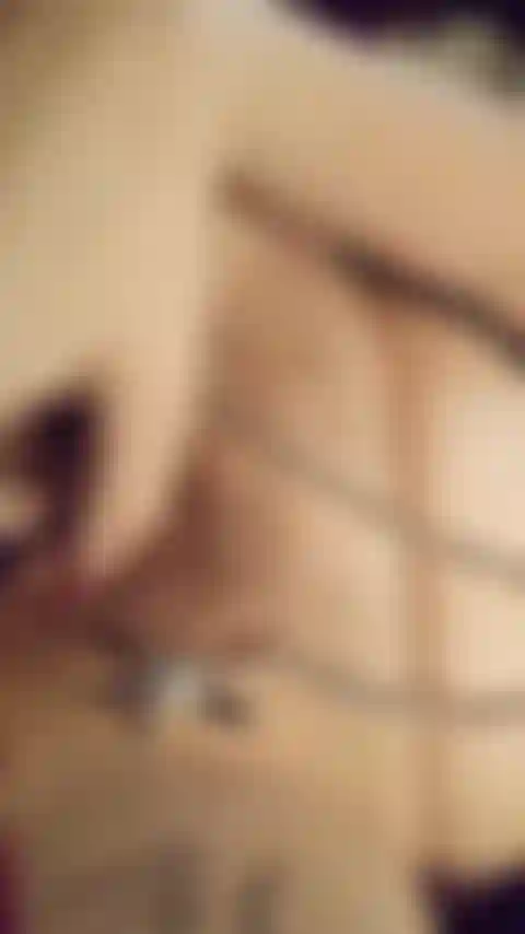 Abuse de la viande d'esclave et joue avec le clitoris.