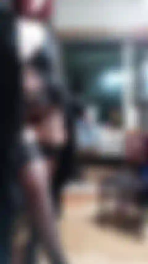 Une maîtresse élégante se pavanant en talons, des propos grossiers, des jeux d'animaux, du rattachement, un service 24h/24 et 7j/7.