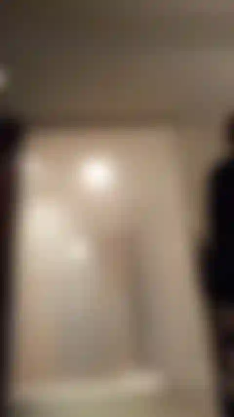 Taquine de shadowbox de chaton gothique sensuel. Gros cul, gros seins.