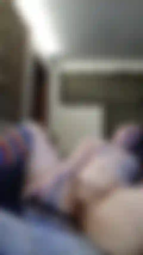 Une pute exhibitionniste baise la chatte et jouit fort.