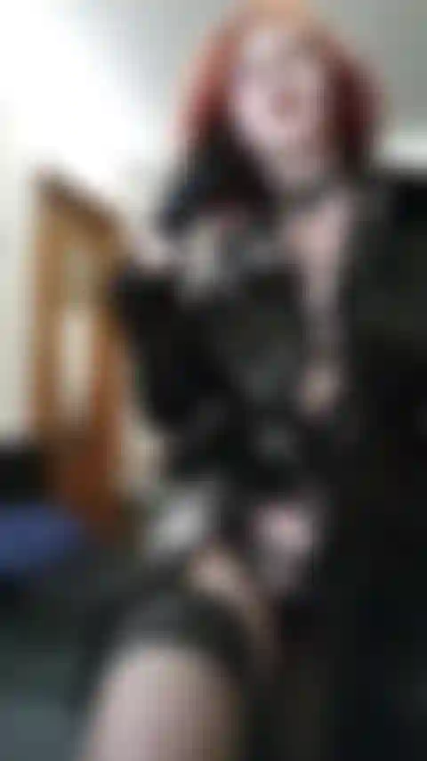 Dominatrix veut te posséder. Des propos grossiers, du service, du visage, du léchage de bottes.