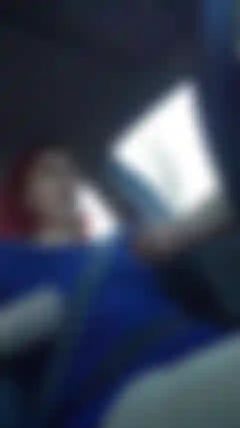 Une salope exhibitionniste chevauchant un jouet en conduisant.