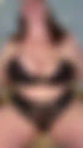 Kate baise un gode réaliste.