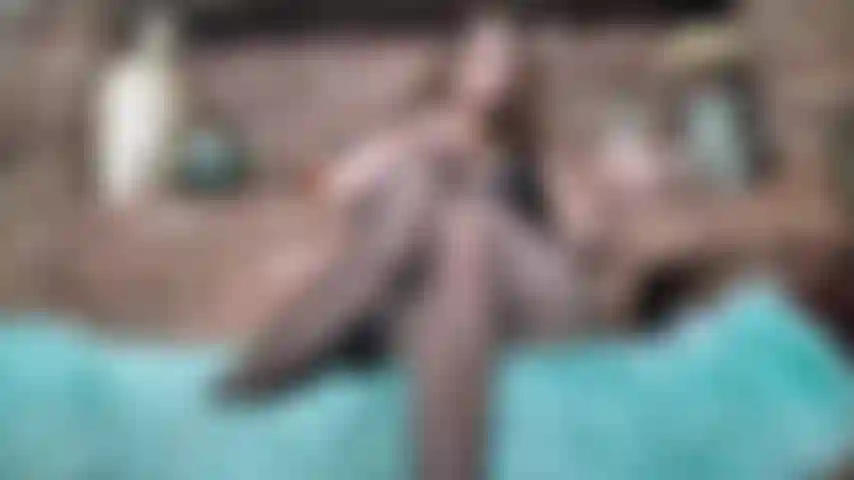 De longues jambes dans des filets de pêche taquinent.