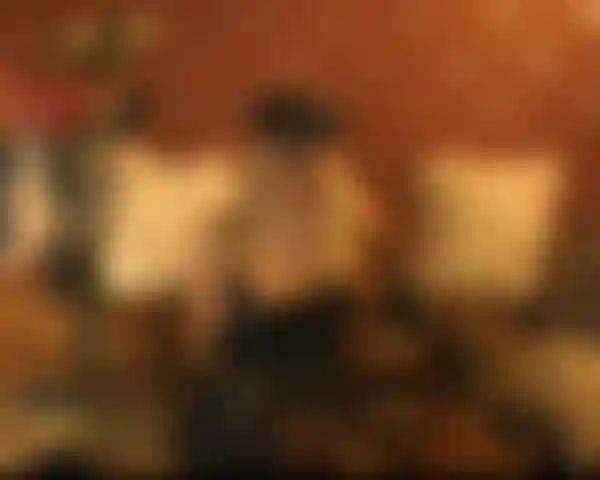 Joi2 avec des gants en cuir.