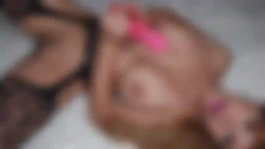 J'ai baisé ma chatte avec mon gros gode rose. Profite de moi, de ma chatte juteuse et de mes gémissements !