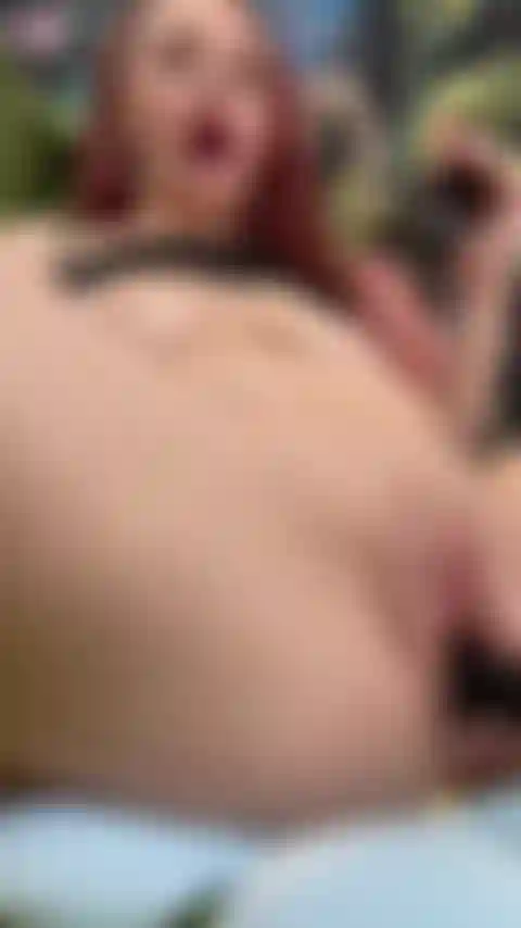 Gros plan avec un accessoire gspot dans la chatte.