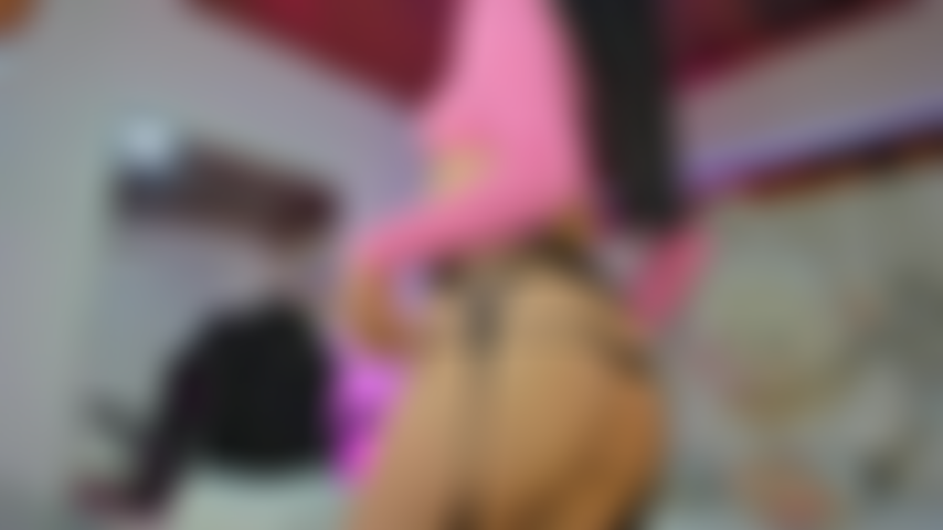 Striptease, délicieuse fellation et baise ma chatte avec mes doigts.