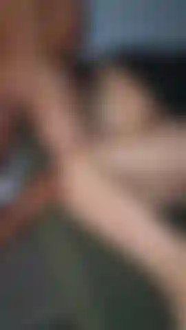 Je me suis endormie, il s'est filmé en train de me réveiller en éjaculant sur mon visage !