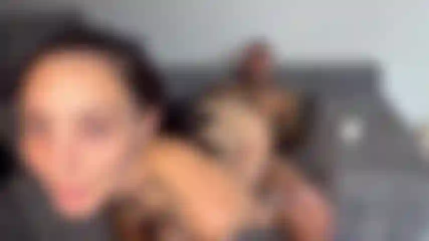 Chevauchant sa bite.