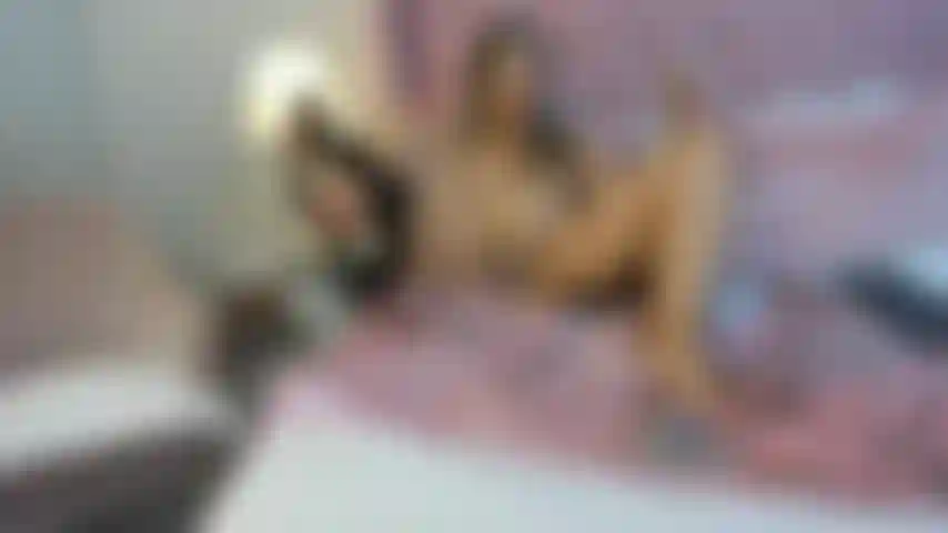 En train de me faire baiser la chatte fort pendant que je suis face contre terre.