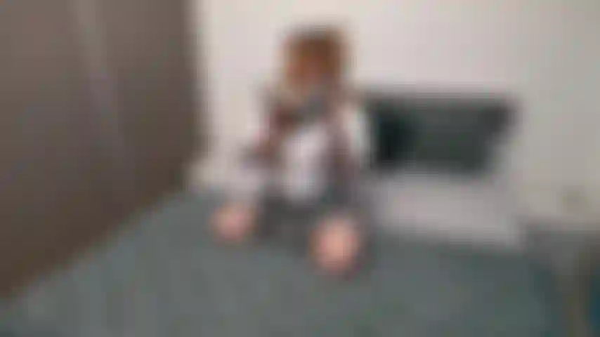 Étudiante excitée avec un plug anal et un jeu de chatte.