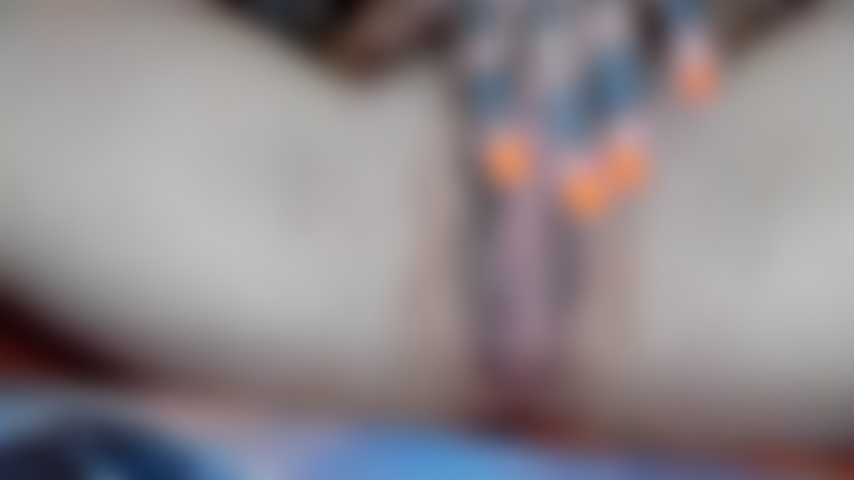 ( Muette) doigté et baise ma chatte de près.