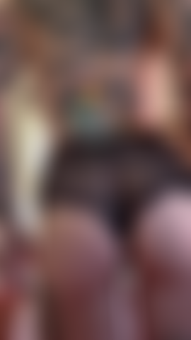 ( Muette) jouant avec sa chatte au-dessus et en dessous de sa culotte.