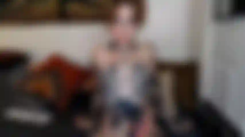 ( Muette) pratique de fellation bâclée, baise de chatte et éjaculation lors d'une séance de webcam.