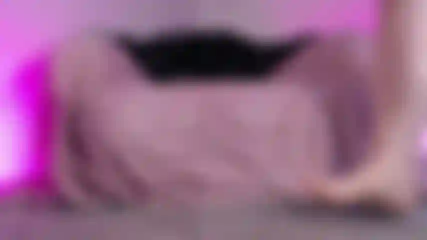 Je suis une déesse, une géante, et tu m'as trouvée dans mon repaire ! Et juste au moment où j'allais baiser ce énorme gode. Tu es minuscule - il n'y a aucune façon que tu puisses me faire du plaisir, et je pourrais t'écraser sous mes immenses pieds, mais est-ce que je le ferai ? Regarde et tu verras !