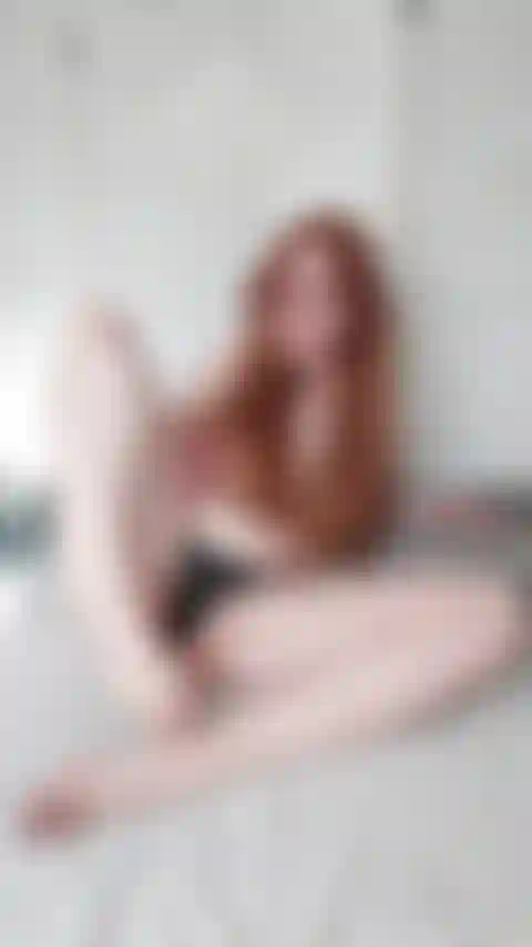 Les pieds et la chatte jouent.