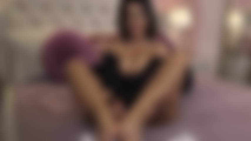 Un footjob pov très huileux avec des semelles très cambrées.