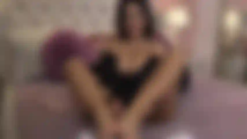 Un footjob pov très huileux avec des semelles très cambrées.