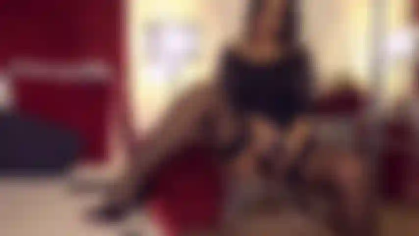 Je baise ta gorge et ton cul jusqu'à ce que tu exploses comme un sale garçon.