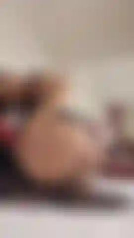 Vue sous la jupe sans culotte et un foot job éclatant qui restera dans votre mémoire pour toujours !