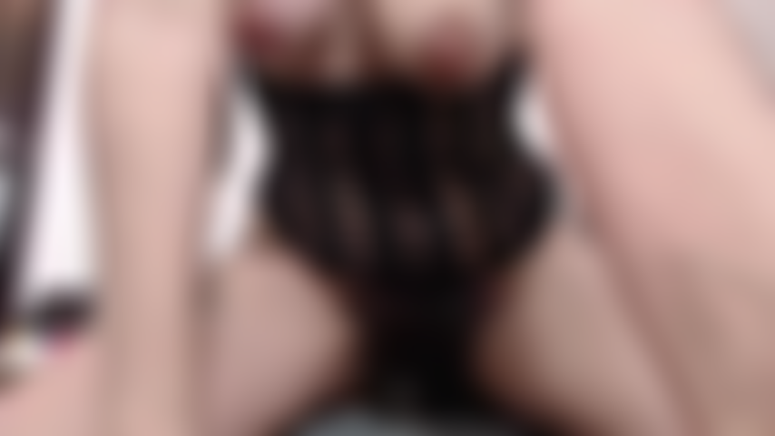 J'aime chevaucher mon jouet bbc pendant que ma chatte poilue serrée est mouillée et je gémis pendant que mes seins et mon cul rebondissent.