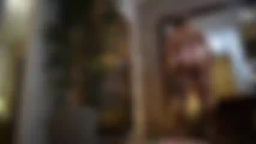 Gros seins changeant de vêtements.