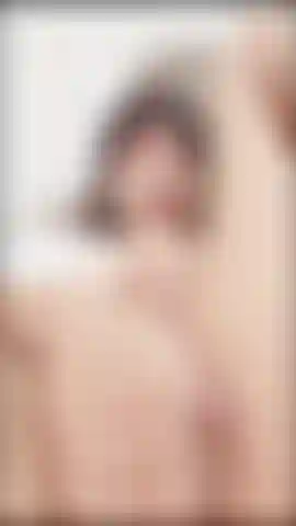 Masturbant mon clitoris rapidement et sans pitié.